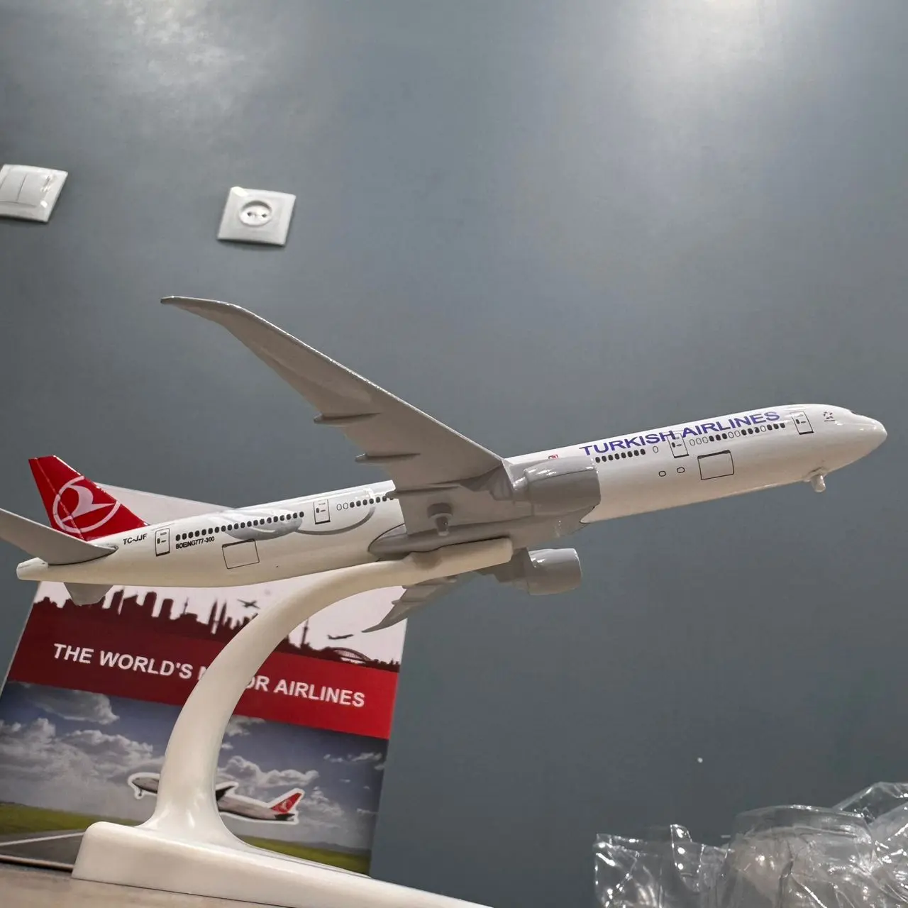 AVION MINI AIRCRAFT MODEL BOEING B777 TURKISH 18CM AVEC SUPPORT ET ROUES EN METAL